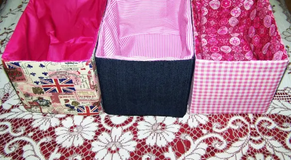 Cajas forradas con tela: una con estampado de Union Jack, otra de mezclilla azul y la tercera con cuadros rosas.