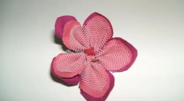 Flor de tela rosa y fucsia, con malla blanca. Ideal para aprender cómo hacer una flor de tela.