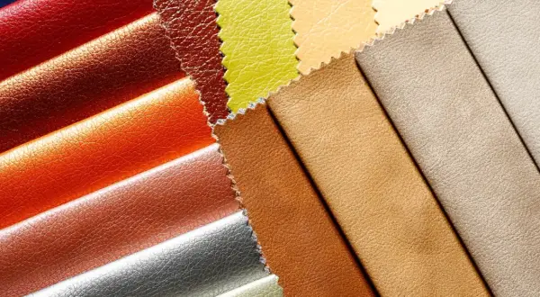 Muestras de polipiel en diversos colores vibrantes y tonos tierra, con texturas que imitan el cuero.