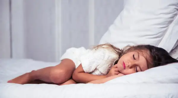 Niña duerme plácidamente, ajena a los leves espasmos de mioclonias del sueño que a veces la sacuden.