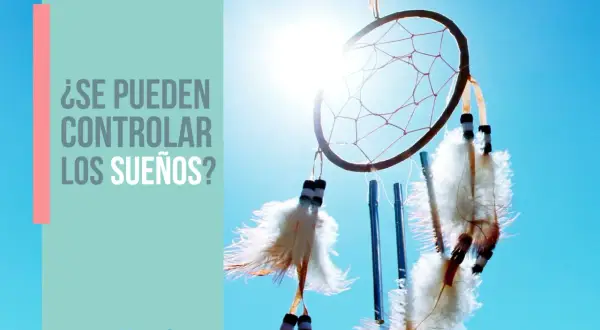 Atrapasueños con plumas flotando contra un cielo azul brillante, invitando a reflexionar sobre como controlar los sueños.