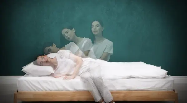 Mujer en cama, con múltiples imágenes fantasmales de sí misma en diferentes posiciones, como si estuviera haciendo cosas dormida y no acordarse.