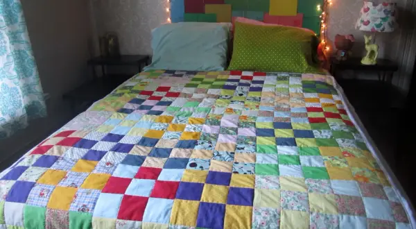 Colcha de patchwork colorida, ideal para aprender como hacer una colcha de patchwork.