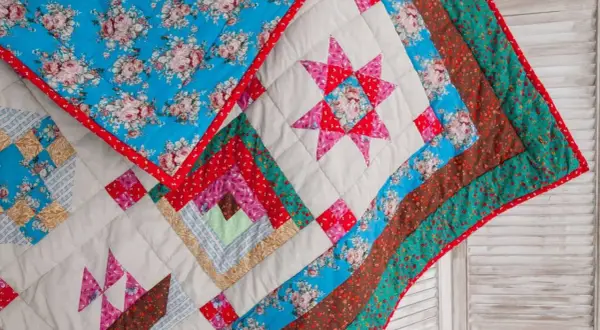 Manta de retazos con estrellas y bloques de troncos. Diseños florales y colores vibrantes, perfectos para cosas de patchwork fáciles.