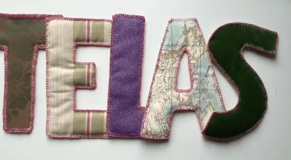 Letras de tela "TEXAS" cosidas a mano. Aprende como hacer letras de tela para coser con diferentes texturas y estampados.