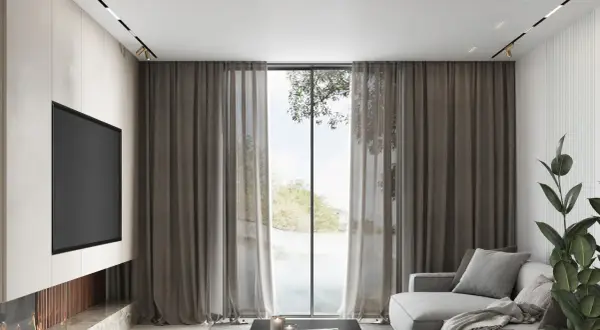 Cortinas de tela gruesa y visillo, cubriendo un gran ventanal con vistas al exterior.