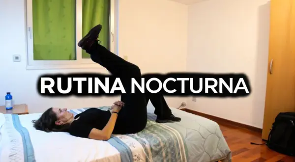Rutina nocturna para aliviar la artrosis lumbar. Mujer haciendo ejercicio en la cama.