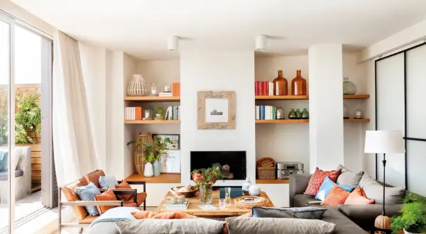 Ideas para cómo distribuir un salón comedor cuadrado: sofás modulares, mesa de centro de madera y estanterías con decoración.