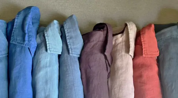 Camisas de lino en varios tonos, mostrando la diferencia entre lino y lino lavado por su textura y caída.