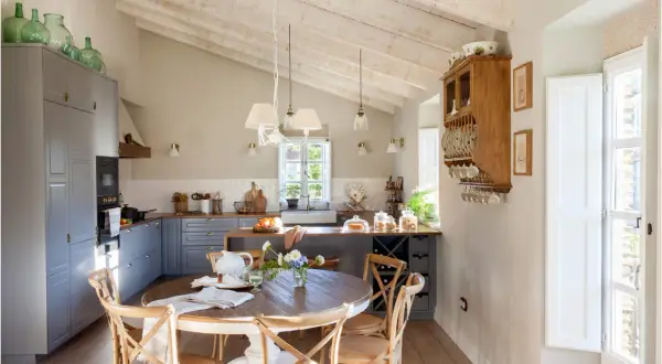 Cocina rústica con encanto. Ideas para decorar casa de pueblo con poco dinero: muebles grises, madera y detalles vintage.