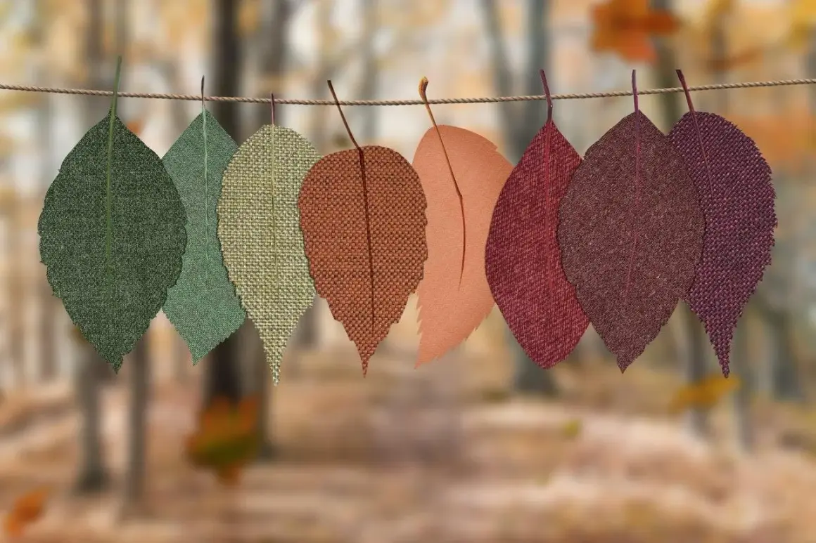 Hojas de tela de otoño colgadas en una cuerda. ¡Ideas creativas que hacer con retales de tela para decorar!