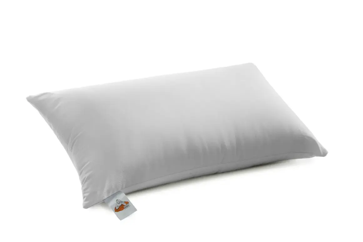 Almohada gris con etiqueta, rellena de fibra hueca siliconada para máximo confort.