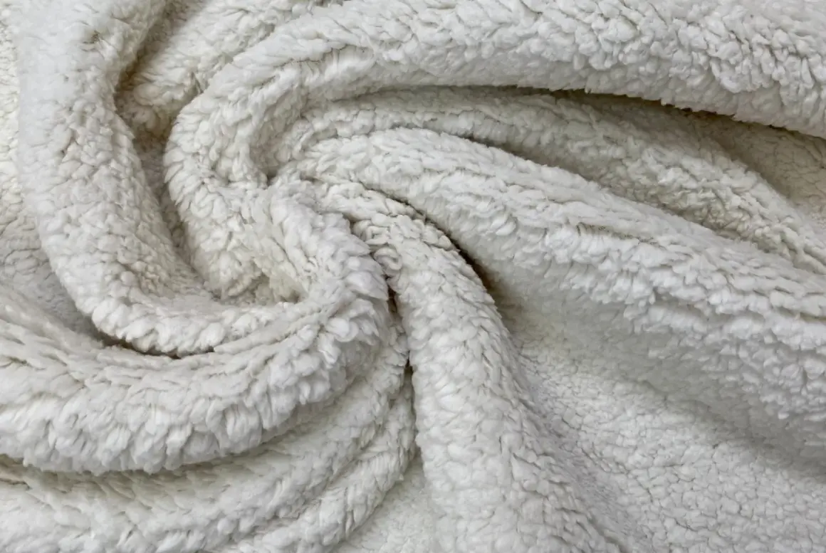 Textura suave y esponjosa de que es la felpa, ideal para mantas acogedoras.