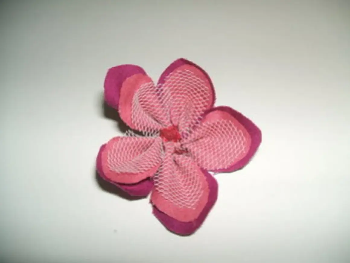 Flor de tela rosa y fucsia, con malla blanca. Ideal para aprender cómo hacer una flor de tela.