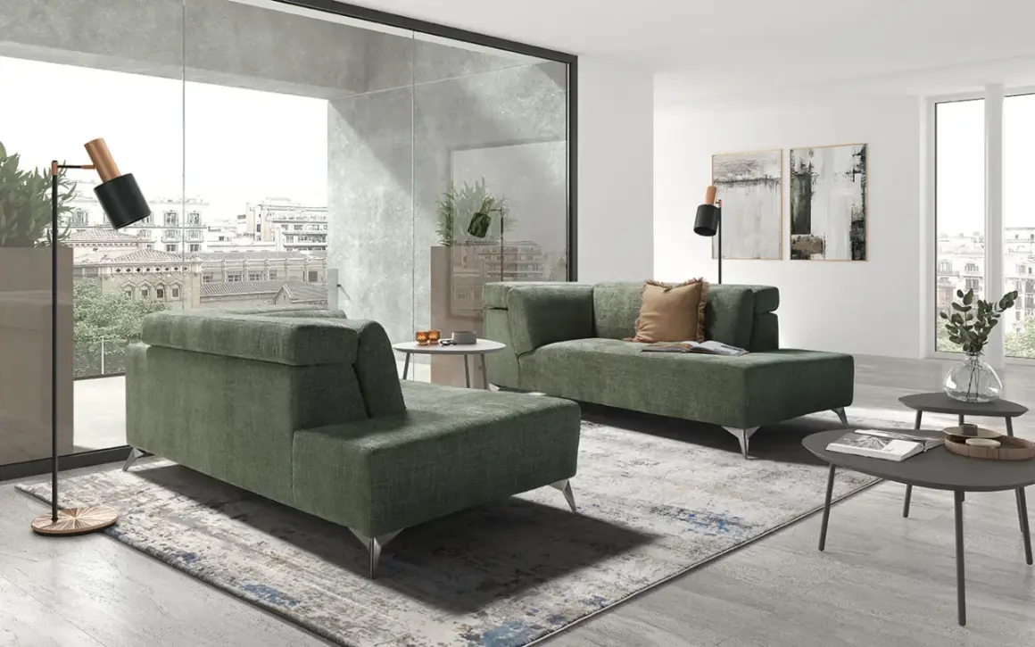 Ideas para colocar dos sofás en un salón pequeño: un diseño moderno con sofás modulares verdes, alfombra abstracta y ventanales.