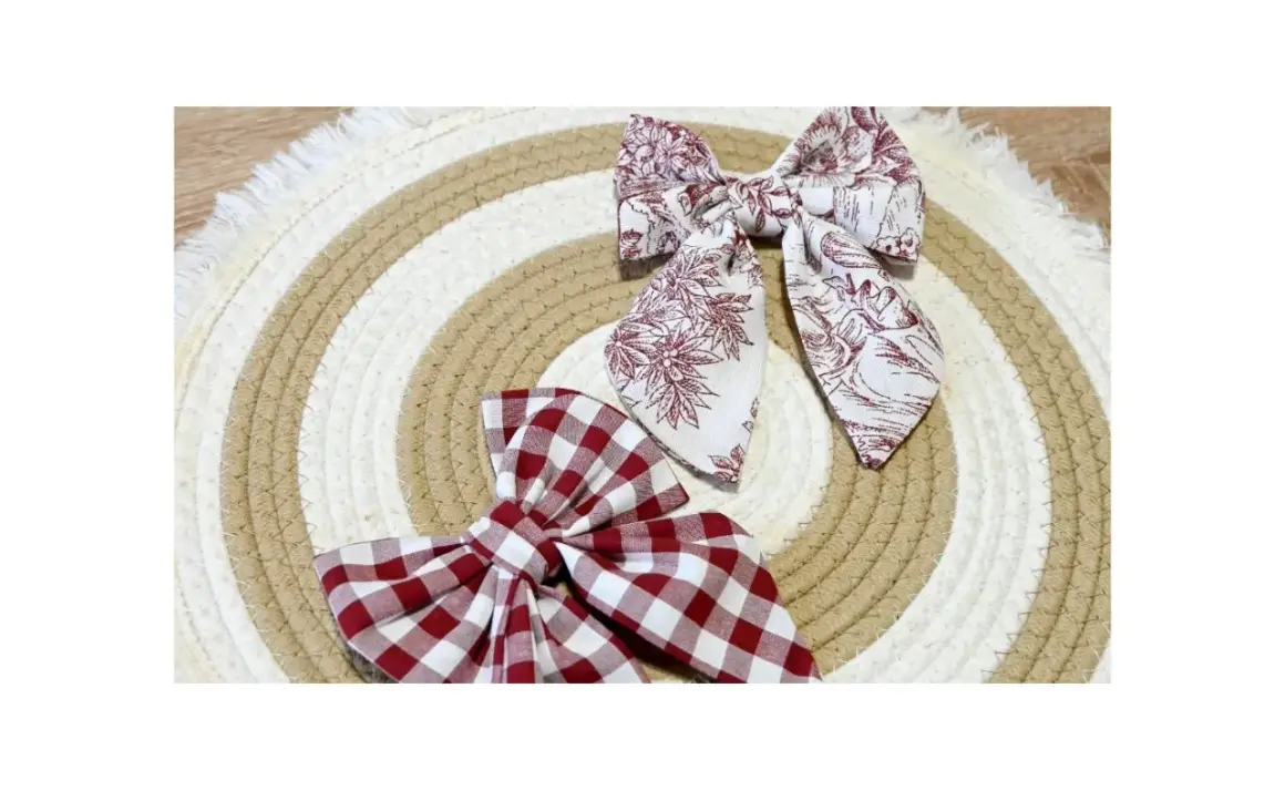 Dos lazos de tela, uno a cuadros rojos y blancos, otro con estampado floral en tonos burdeos, descansan sobre un tapete circular de cuerda.