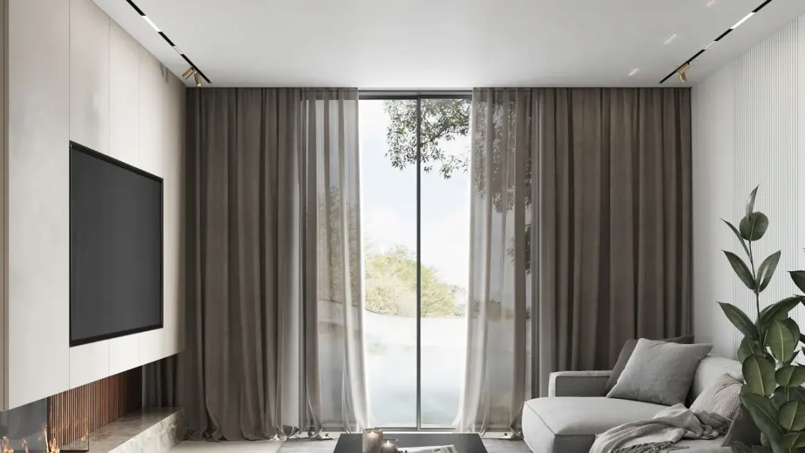 Cortinas de tela gruesa y visillo, cubriendo un gran ventanal con vistas al exterior.