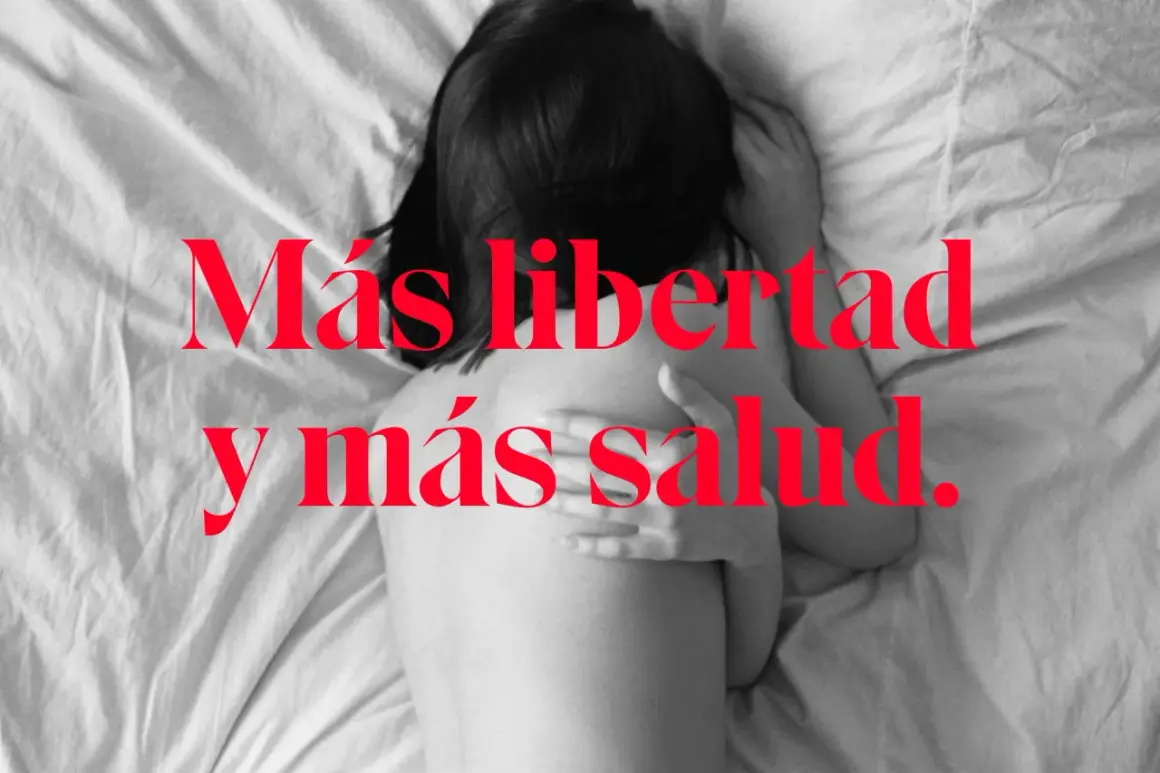 Persona durmiendo en la cama, con texto rojo que dice "Más libertad y más salud". Descubre los beneficios de dormir sin ropa interior.