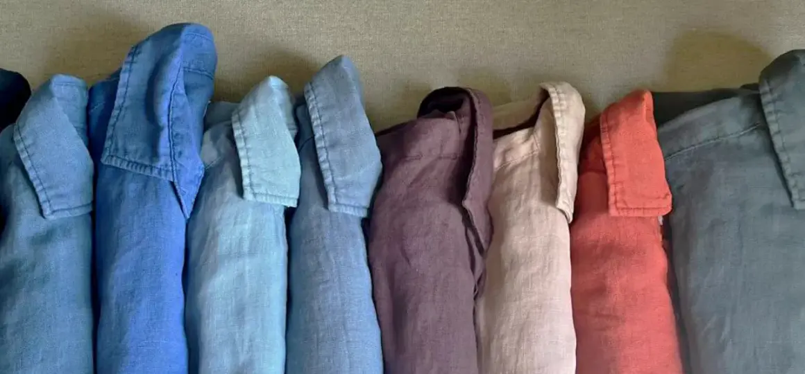 Camisas de lino en varios tonos, mostrando la diferencia entre lino y lino lavado por su textura y caída.