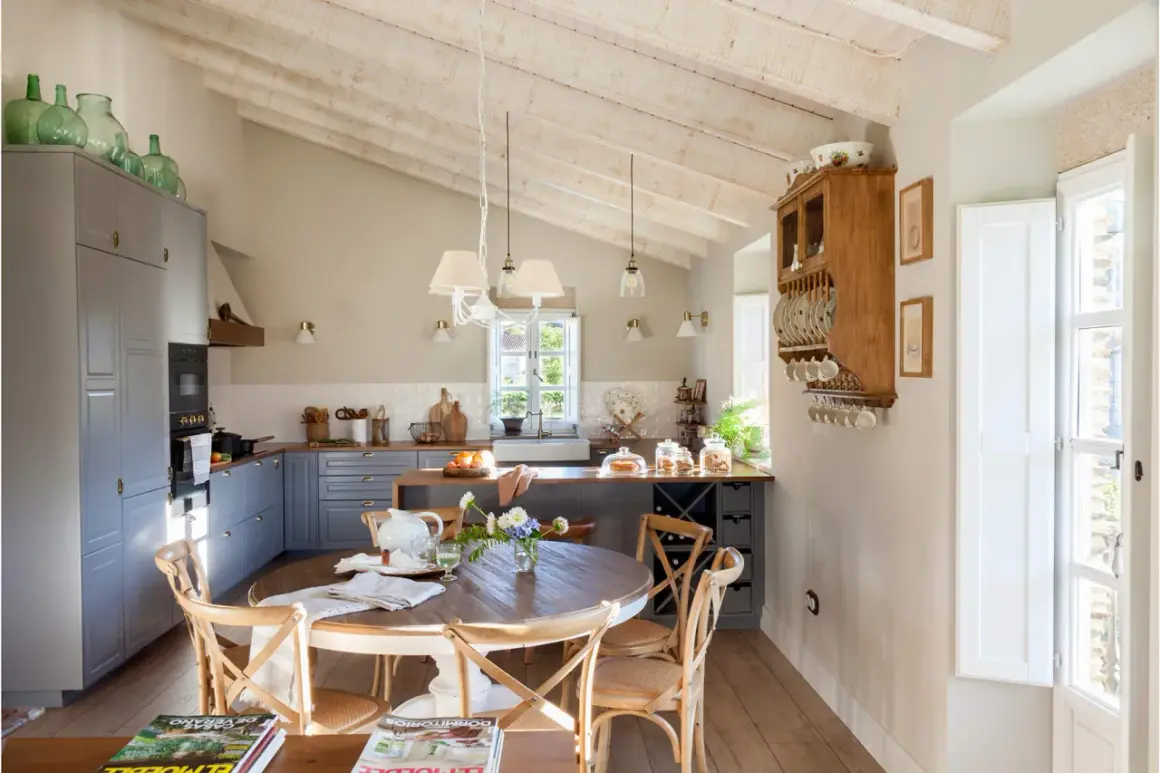 Cocina rústica con encanto. Ideas para decorar casa de pueblo con poco dinero: muebles grises, madera y detalles vintage.