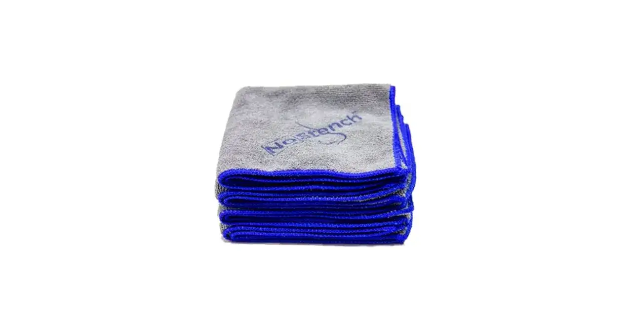 Pila de trapos de microfibra grises con borde azul, perfectos para aprender como lavar los trapos de limpieza y mantenerlos impecables.