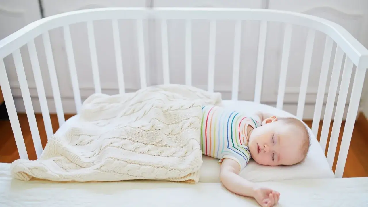 Beb&eacute; durmiendo en su cuna. &iquest;Colecho s&iacute; o no? La decisi&oacute;n es tuya.