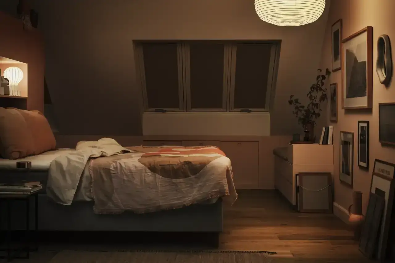 Habitación acogedora con cama deshecha, lámpara de diseño y cuadros en la pared. Quizás por eso no duermo bien, ¡demasiada inspiración!