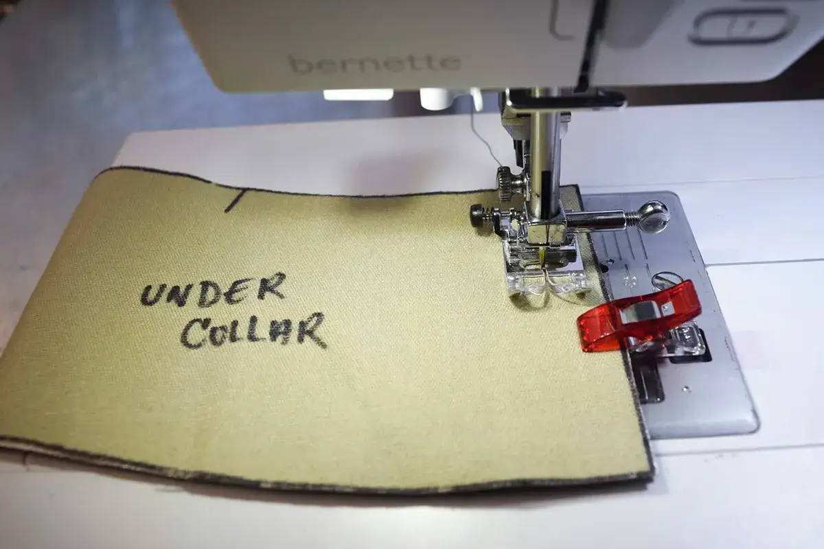 M&aacute;quina de coser Bernette cosiendo polipiel para un cuello.