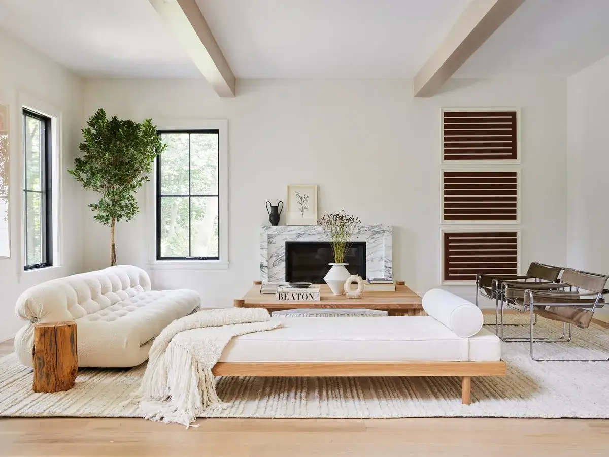 Sof&aacute; blanco roto y chaise longue blanco puro. La diferencia entre blanco y blanco roto es sutil pero presente en esta sala de estar.