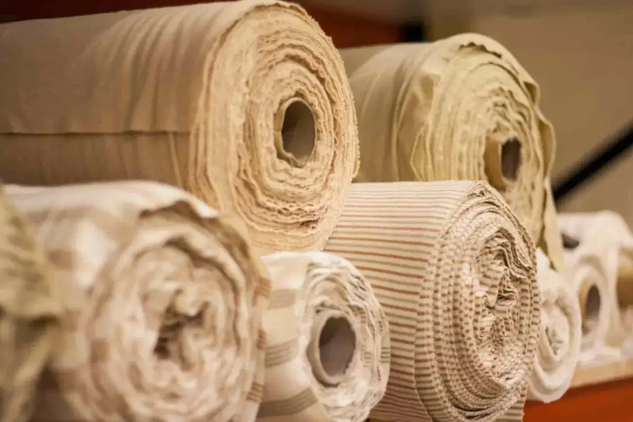 Rollos de tela de algod&oacute;n, listos para diversos usos textiles.
