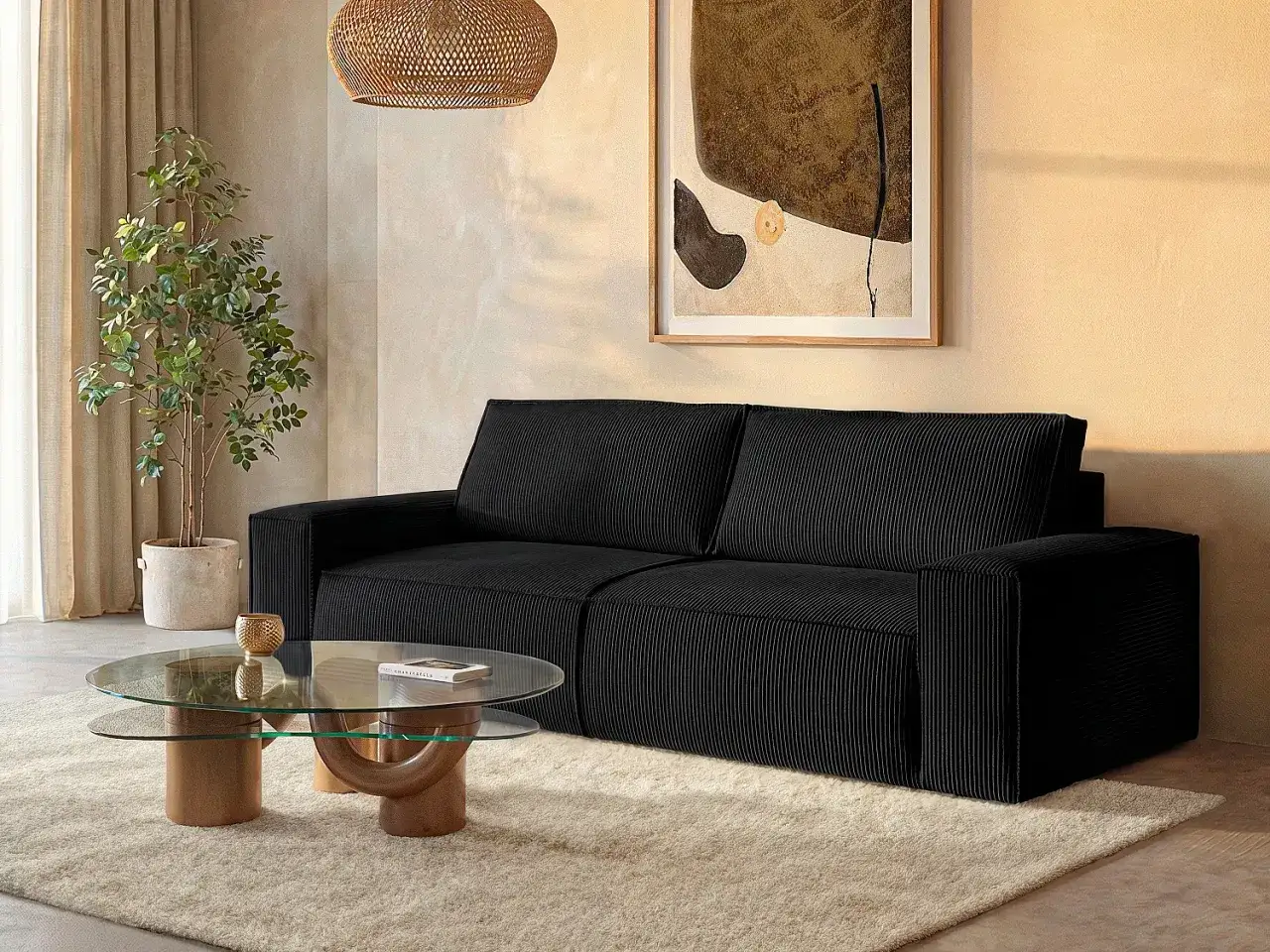 Sofá negro de pana con mesa de centro de cristal y alfombra mullida. Un toque moderno para tu salón.