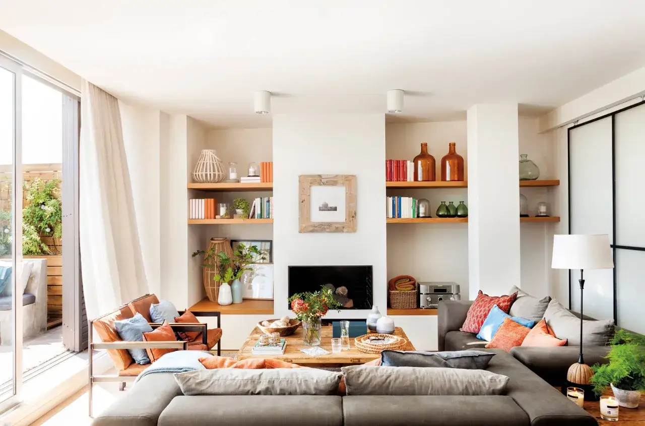 Ideas para cómo distribuir un salón comedor cuadrado: sofá modular, sillones de cuero, mesa de centro de madera y estanterías.