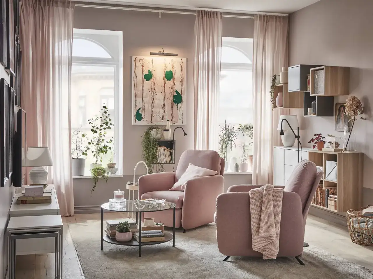 Un sal&oacute;n acogedor donde los tonos beige y rosa combinan a la perfecci&oacute;n. Dos sillones rosas invitan al descanso, complementados por cortinas vaporosas y detalles decorativos sutiles.