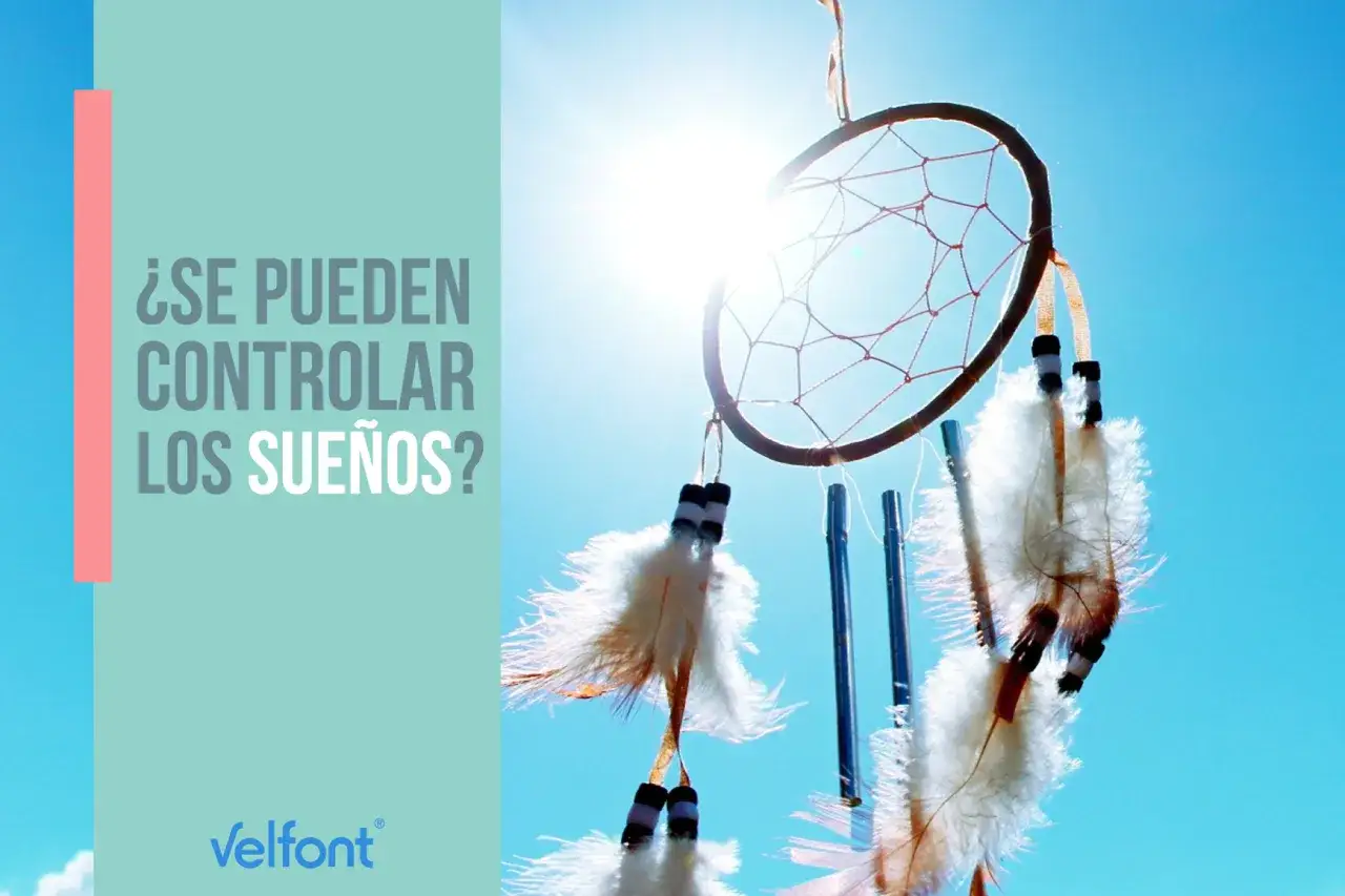 Atrapasue&ntilde;os flotando contra un cielo azul brillante, con la pregunta 