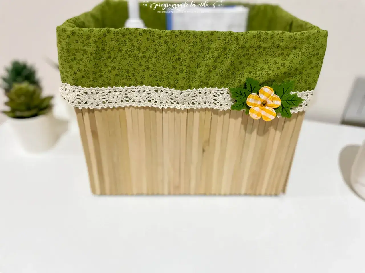 Caja decorada para forrar cajas con tela. Forrada con tela verde y encaje, adornada con una flor amarilla.