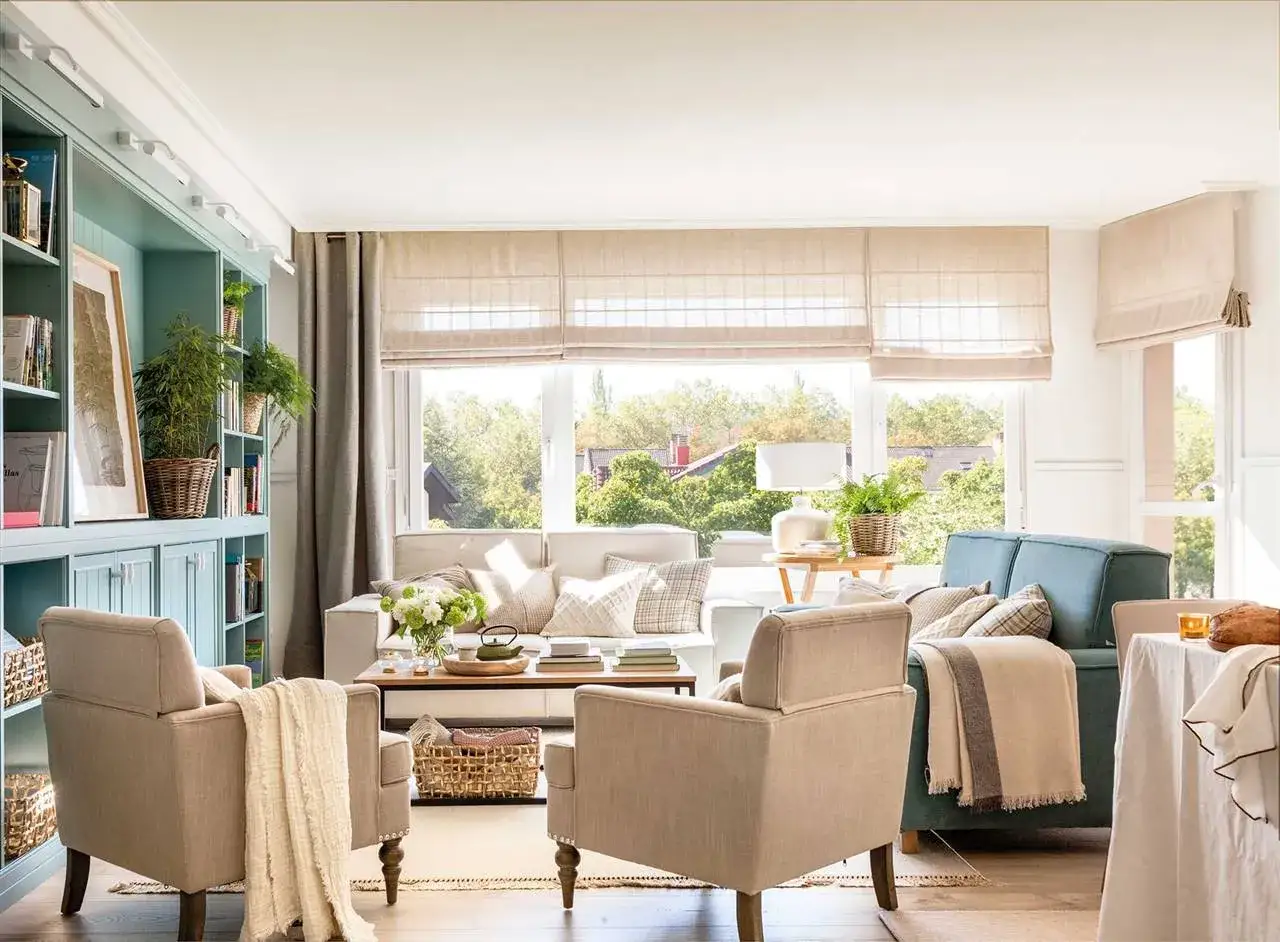 Sal&oacute;n acogedor con estanter&iacute;as turquesas y la habilidad de mezclar muebles de distintos colores, como sof&aacute;s beige y azul, creando un espacio armonioso.