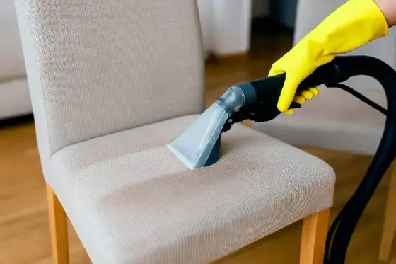 Cómo limpiar la tapicería de un sillón sin dejar cercos