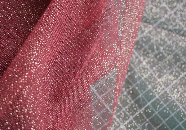 Tela de tul color vino con destellos dorados, ideal para disfraces o decoración festiva.