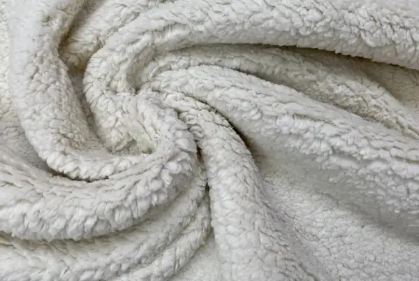 Textura suave y esponjosa de que es la felpa, ideal para mantas acogedoras.