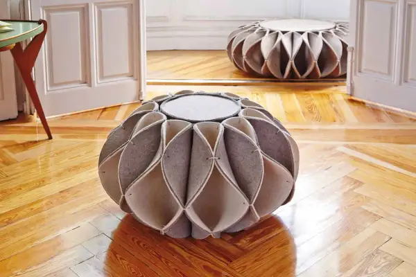Asientos modernos que demuestran que es fieltro, con un diseño orgánico y texturas acogedoras sobre un suelo de madera pulida.