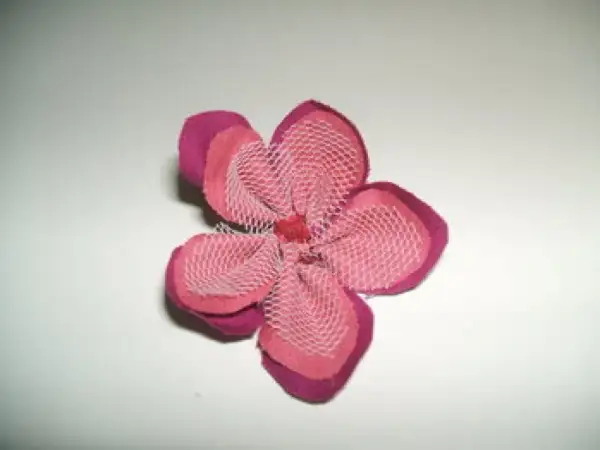 Flor de tela rosa y fucsia, con malla blanca. Ideal para aprender cómo hacer una flor de tela.