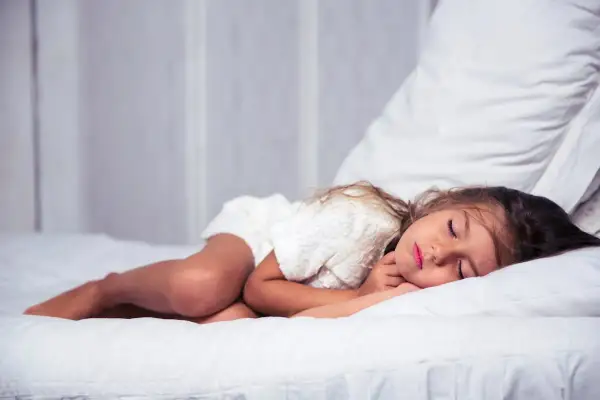 Niña duerme plácidamente, ajena a los leves espasmos de mioclonias del sueño que a veces la sacuden.