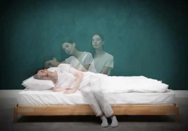 Mujer en cama, con múltiples imágenes fantasmales de sí misma en diferentes posiciones, como si estuviera haciendo cosas dormida y no acordarse.