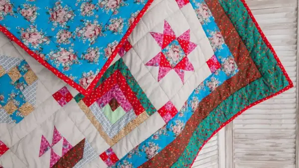 Manta de retazos con estrellas y bloques de troncos. Diseños florales y colores vibrantes, perfectos para cosas de patchwork fáciles.