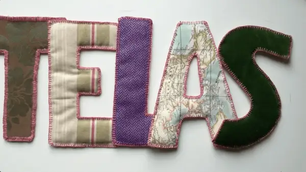 Letras de tela "TEXAS" cosidas a mano. Aprende como hacer letras de tela para coser con diferentes texturas y estampados.