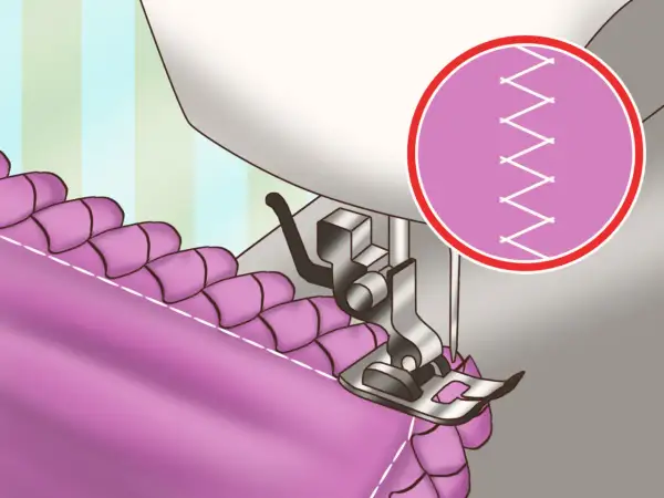 Máquina de coser rematando bordes de tela a mano con puntada zigzag. Detalle de puntada en círculo.