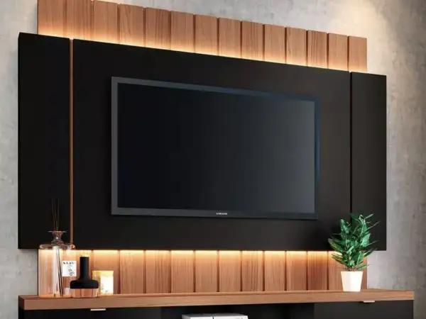 Elegante decoración pared TV salón con panel negro, listones de madera y luz cálida. Un toque moderno y acogedor.