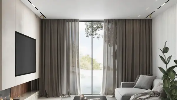 Cortinas de tela gruesa y visillo, cubriendo un gran ventanal con vistas al exterior.
