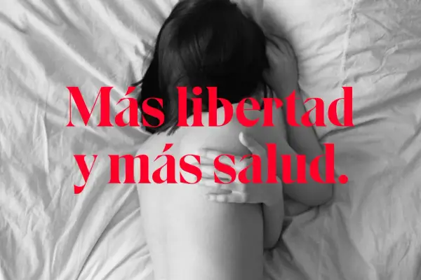 Persona durmiendo en la cama, con texto rojo que dice "Más libertad y más salud". Descubre los beneficios de dormir sin ropa interior.