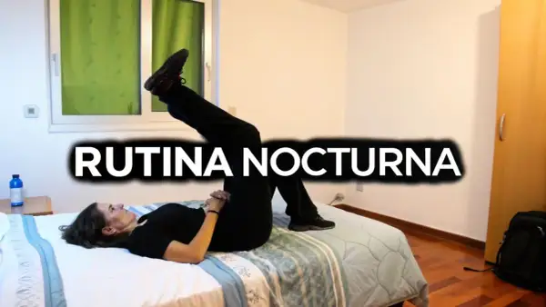 Rutina nocturna para aliviar la artrosis lumbar. Mujer haciendo ejercicio en la cama.